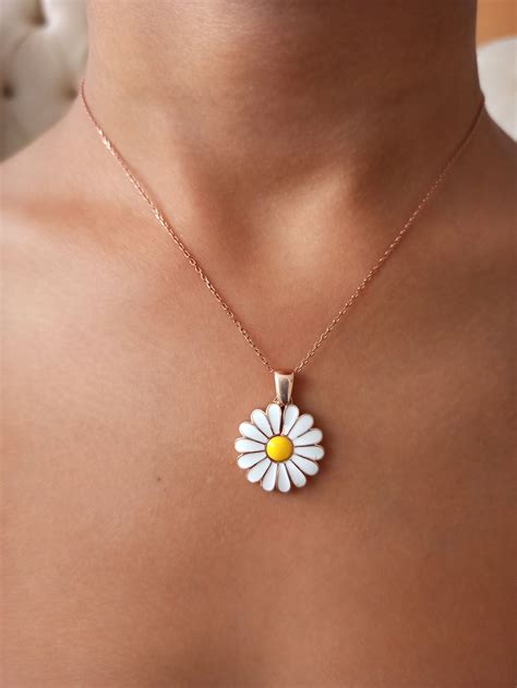 gucci daisy necklace